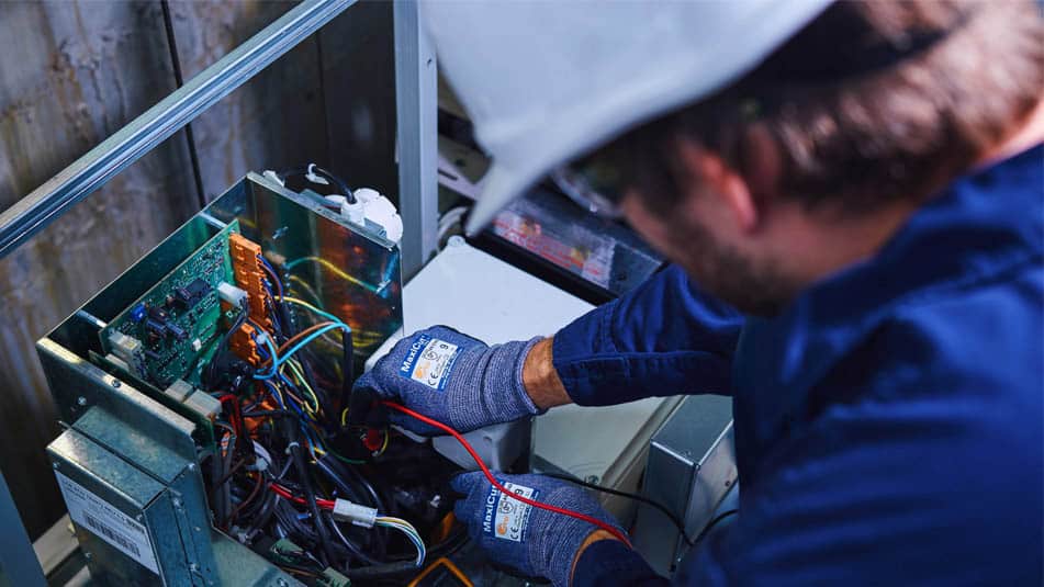 img_technician with gloves